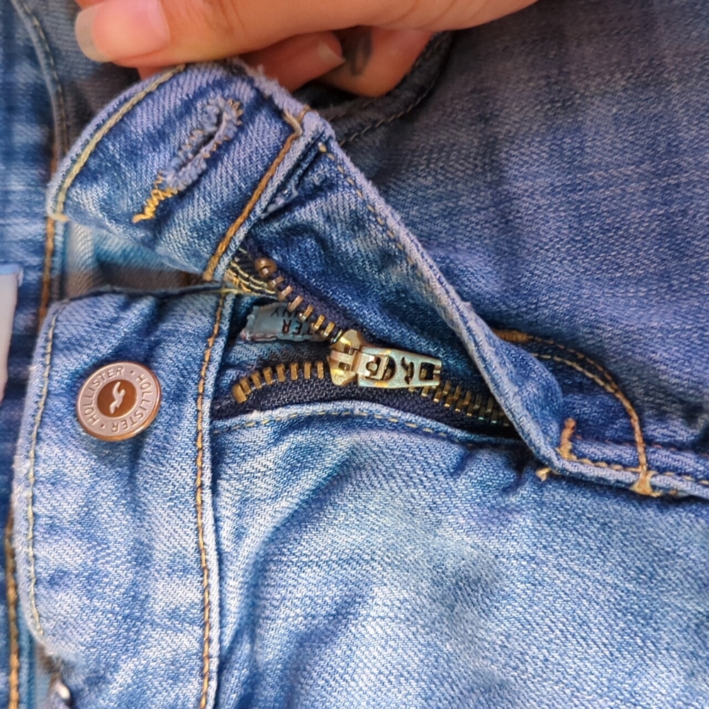 Light wash skinnies - Picture 6 of 7
